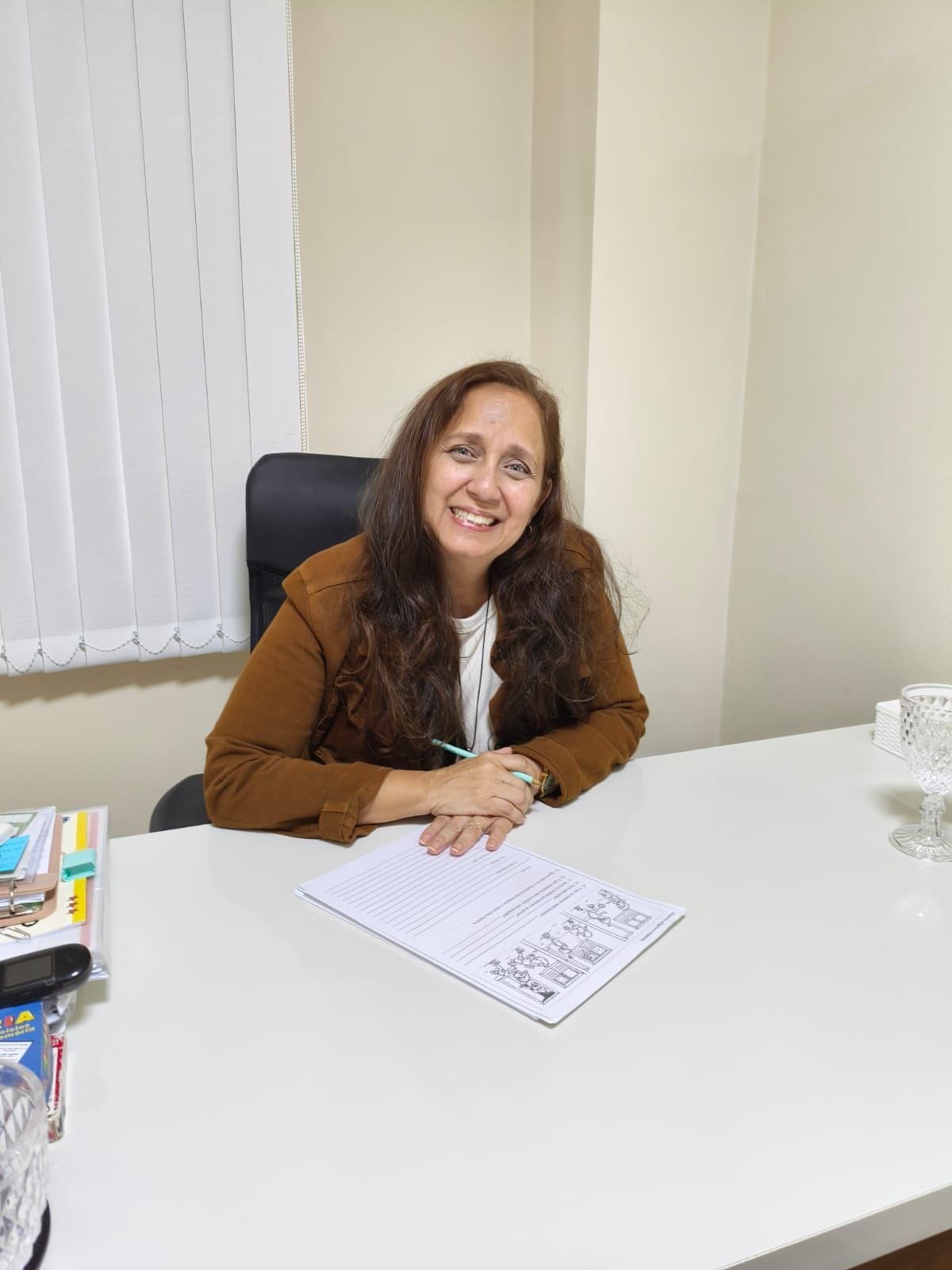 Andréa Relvas, psicopedagoga e fundadora do Espaço Integralle Valqueire, sorrindo em sua sala de atendimento