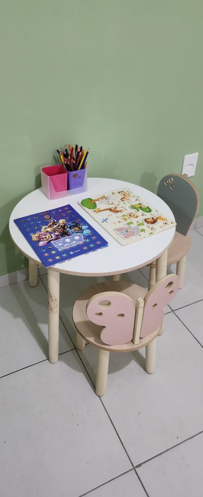 Mesinha infantil com quebra-cabeça e material de colorir para os pequenos pacientes
