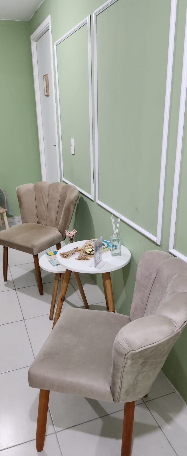 Sala de espera acolhedora do Espaço Integralle, em tons de verde-sálvia