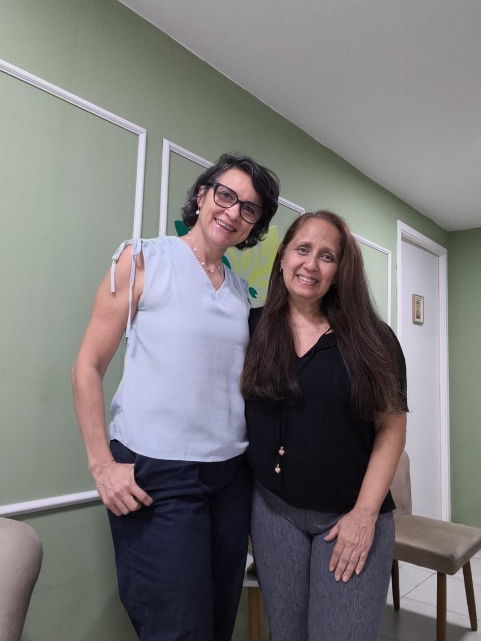 Andréa Relvas e Cleide Faria, fundadoras do Espaço Integralle Valqueire, sorrindo lado a lado na clínica